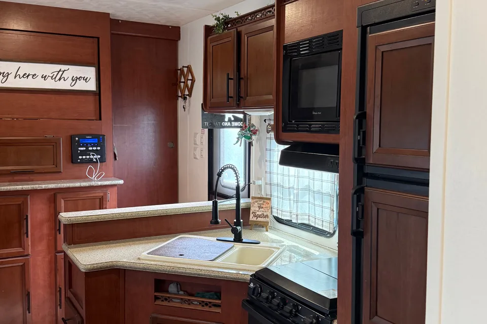 Shane's Palomino Puma Fifth Wheel