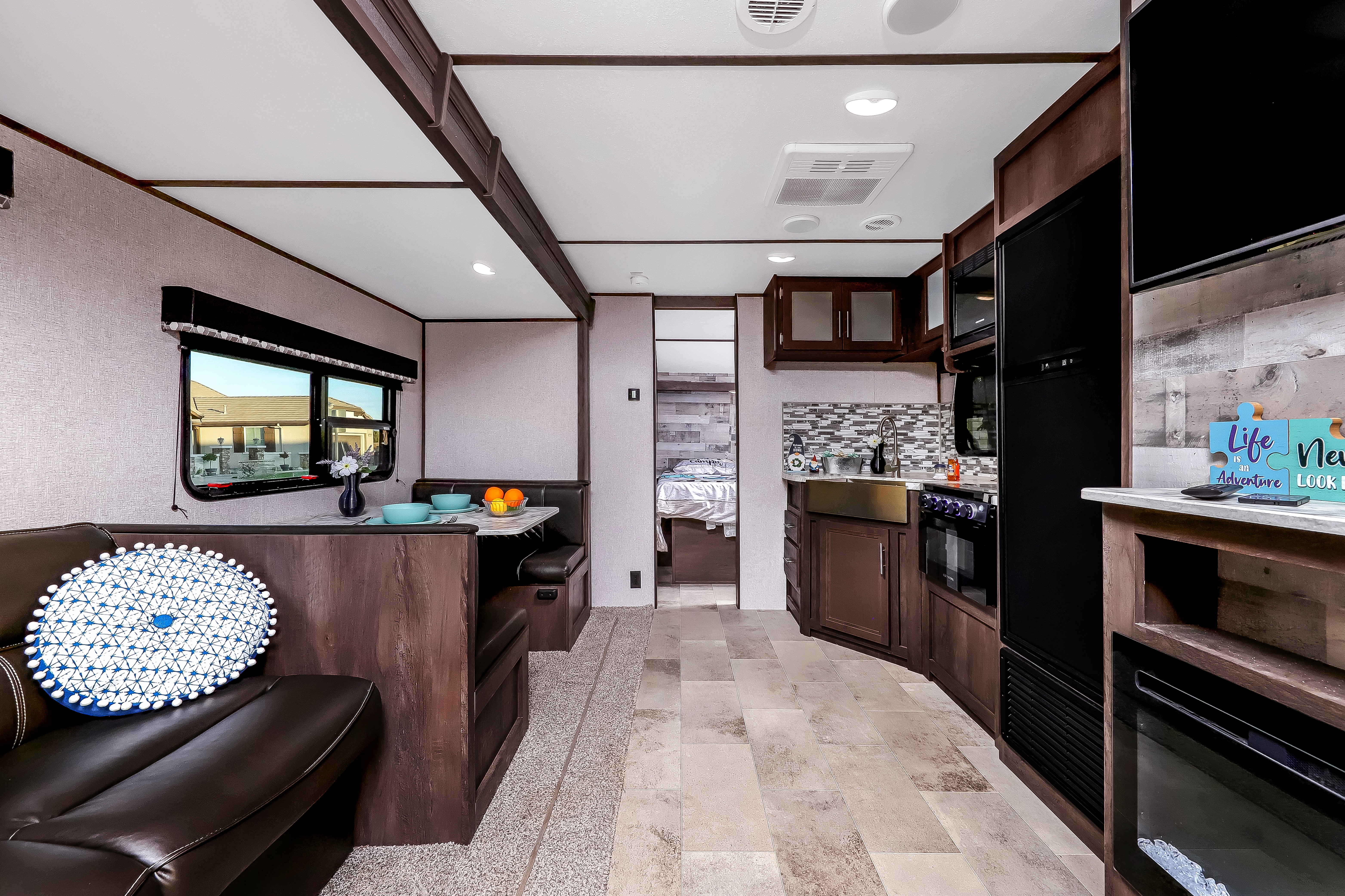 Rv Rentals Way of Life's Dutchmen Coleman Lantern 285BH Travel Trailer LC2