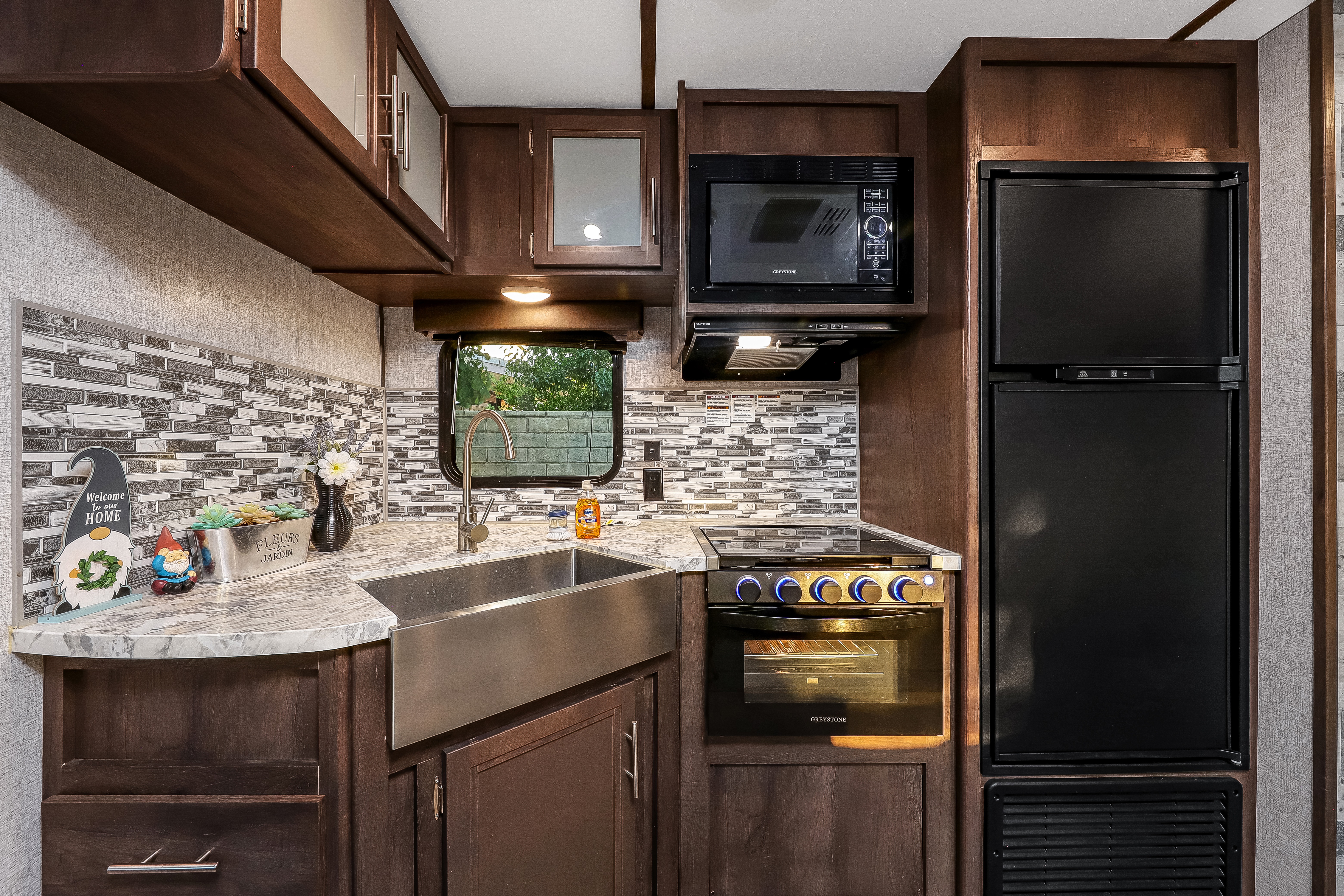Rv Rentals Way of Life's Dutchmen Coleman Lantern 285BH Travel Trailer LC2