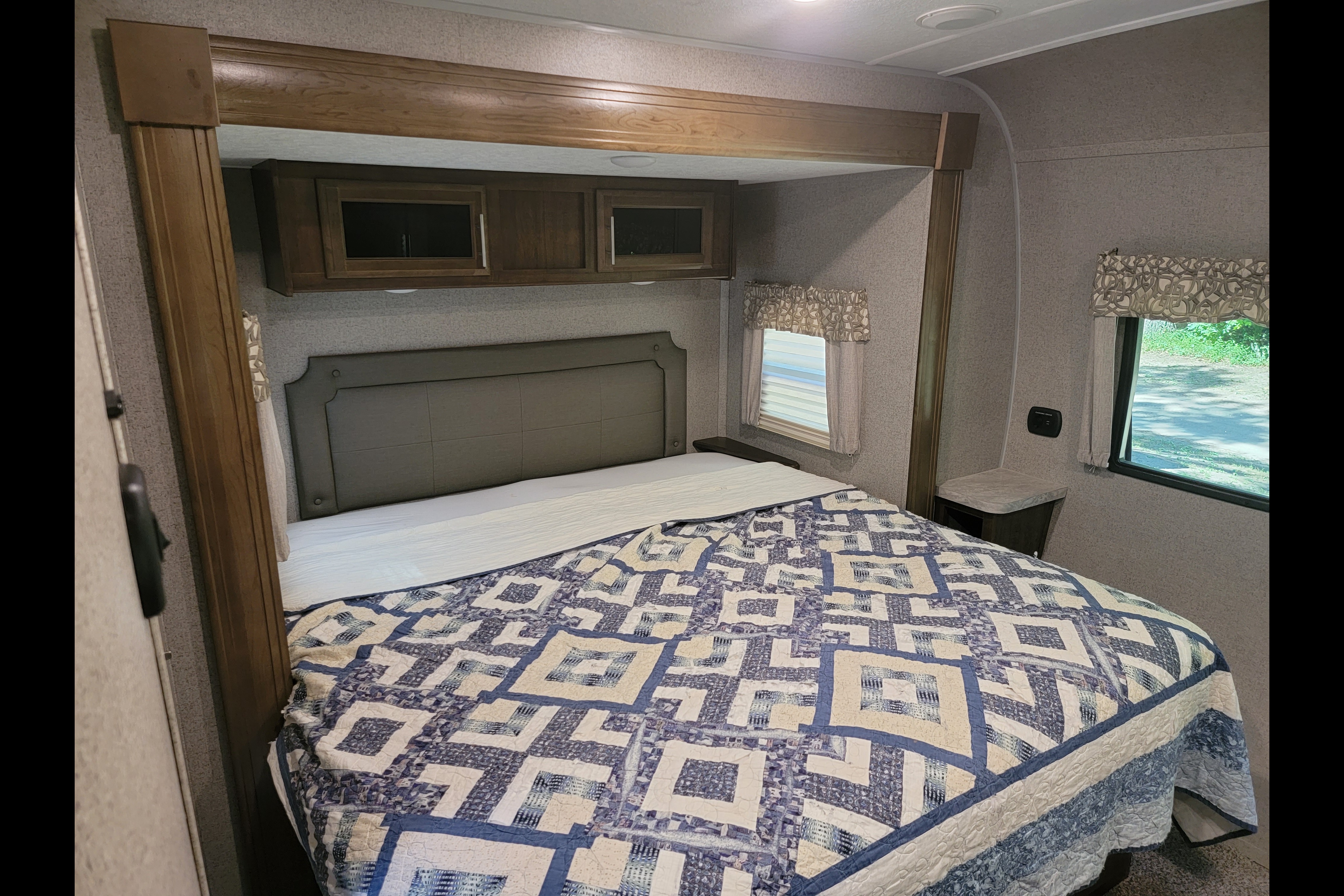 2020 Rockwood Signature 8328BS, Luxury Camper, Sleeps 4!
