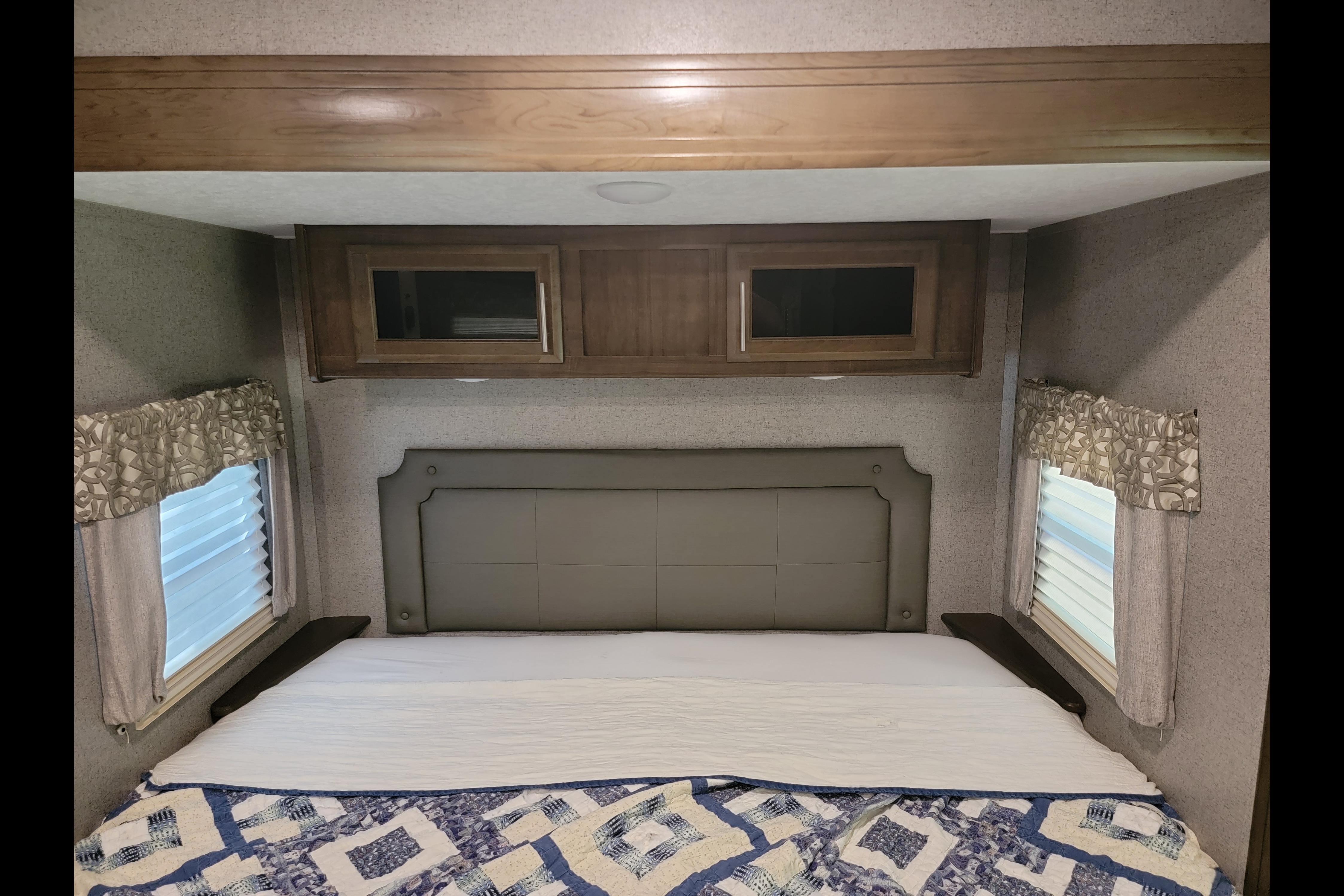 2020 Rockwood Signature 8328BS, Luxury Camper, Sleeps 4!