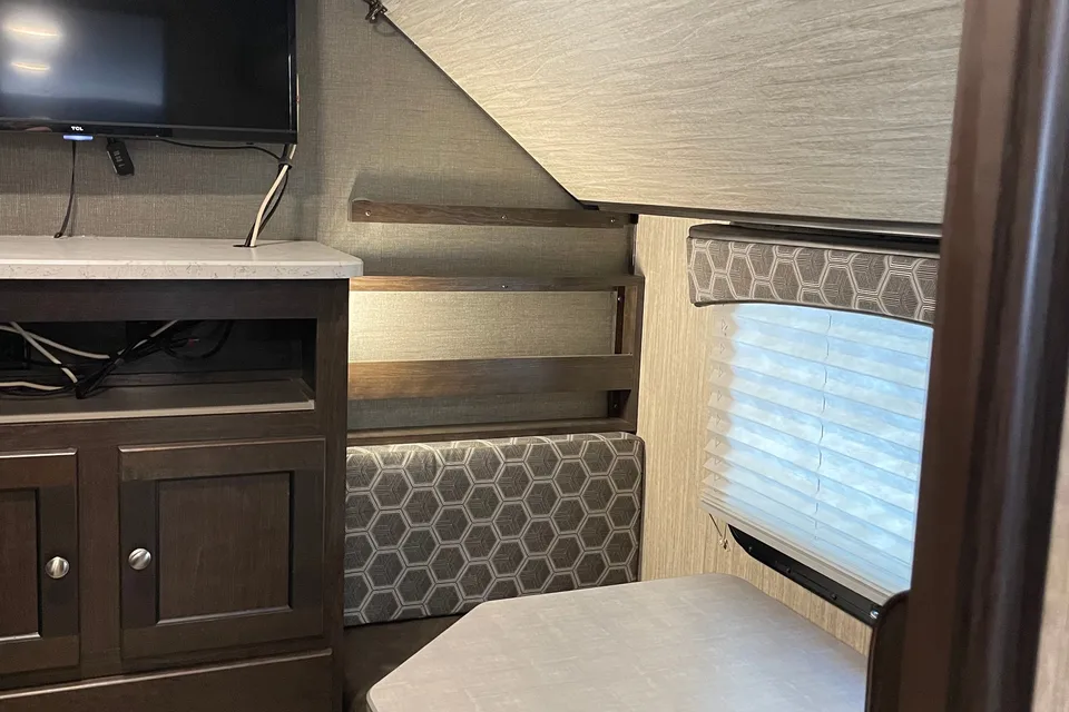 Rolling Retreat Shadow Cruiser 280QBS Travel Trailer