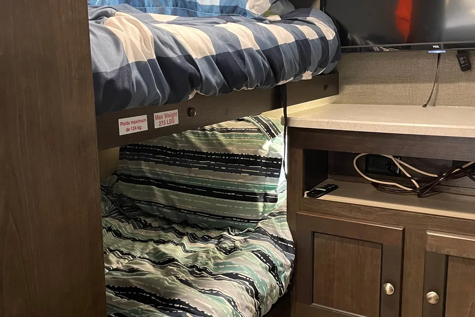 Rolling Retreat Shadow Cruiser 280QBS Travel Trailer