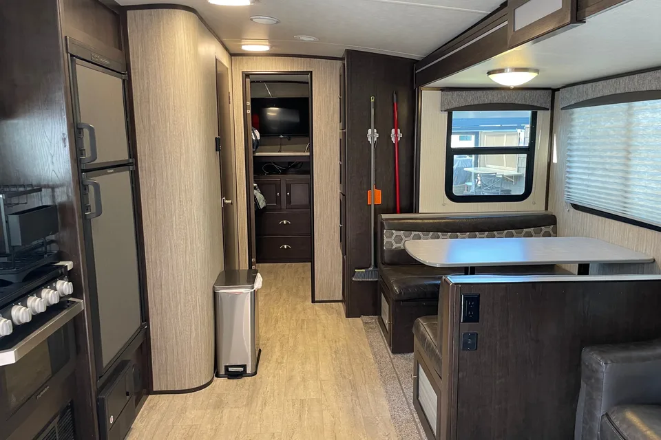 Rolling Retreat Shadow Cruiser 280QBS Travel Trailer