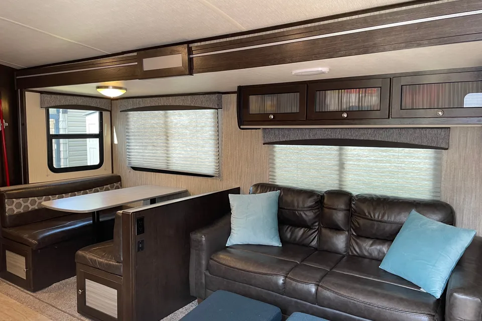 Rolling Retreat Shadow Cruiser 280QBS Travel Trailer