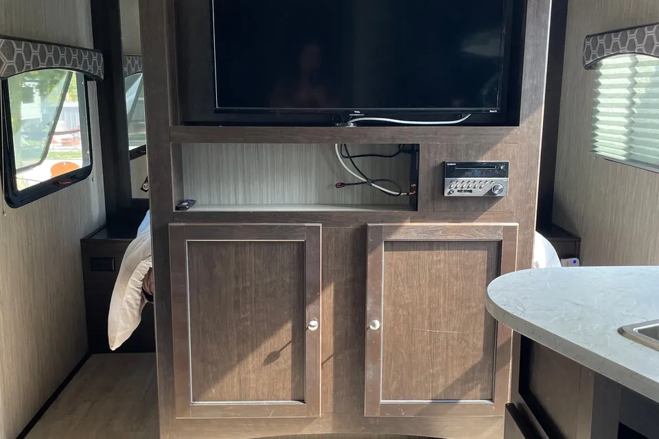 Rolling Retreat Shadow Cruiser 280QBS Travel Trailer