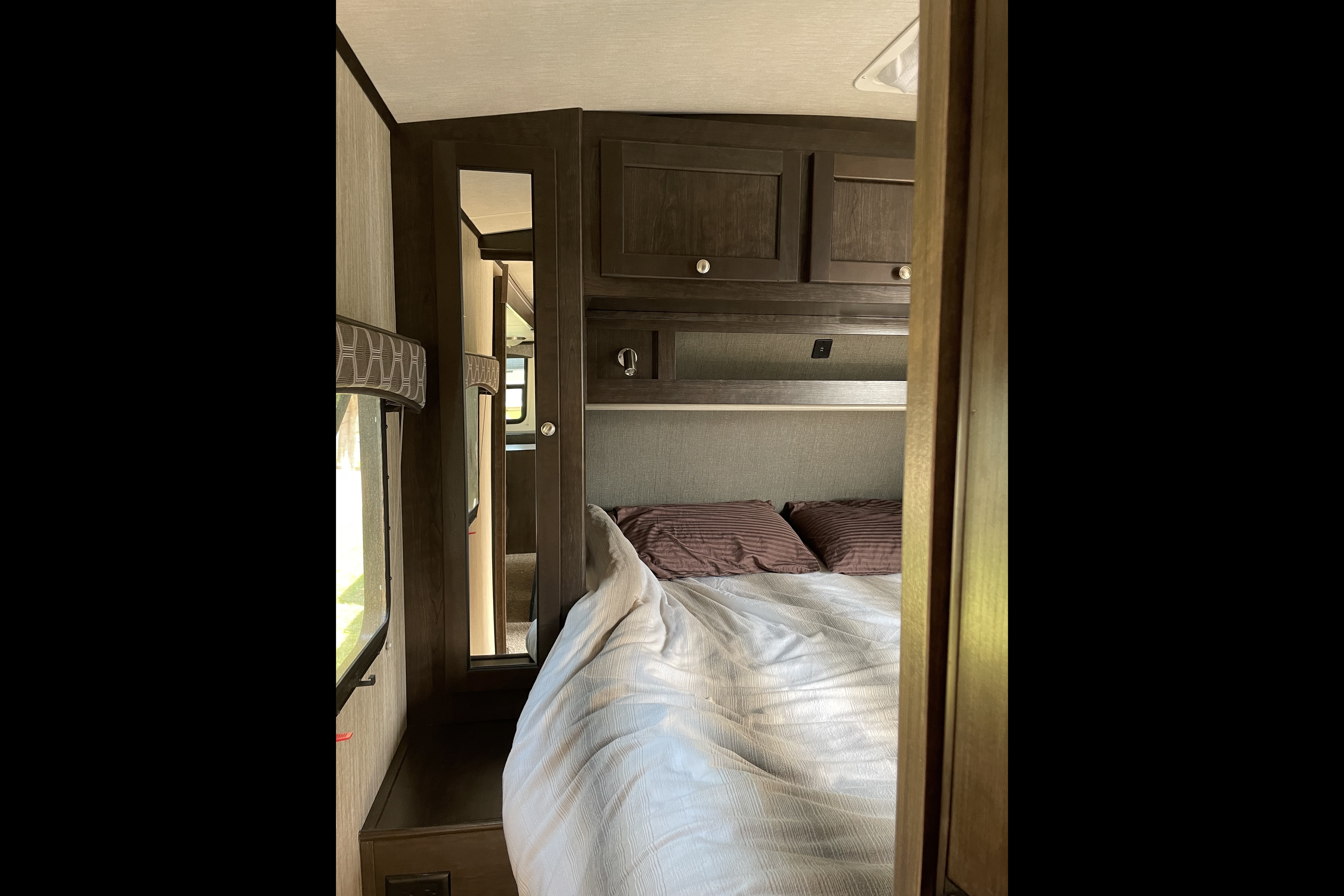 Rolling Retreat Shadow Cruiser 280QBS Travel Trailer