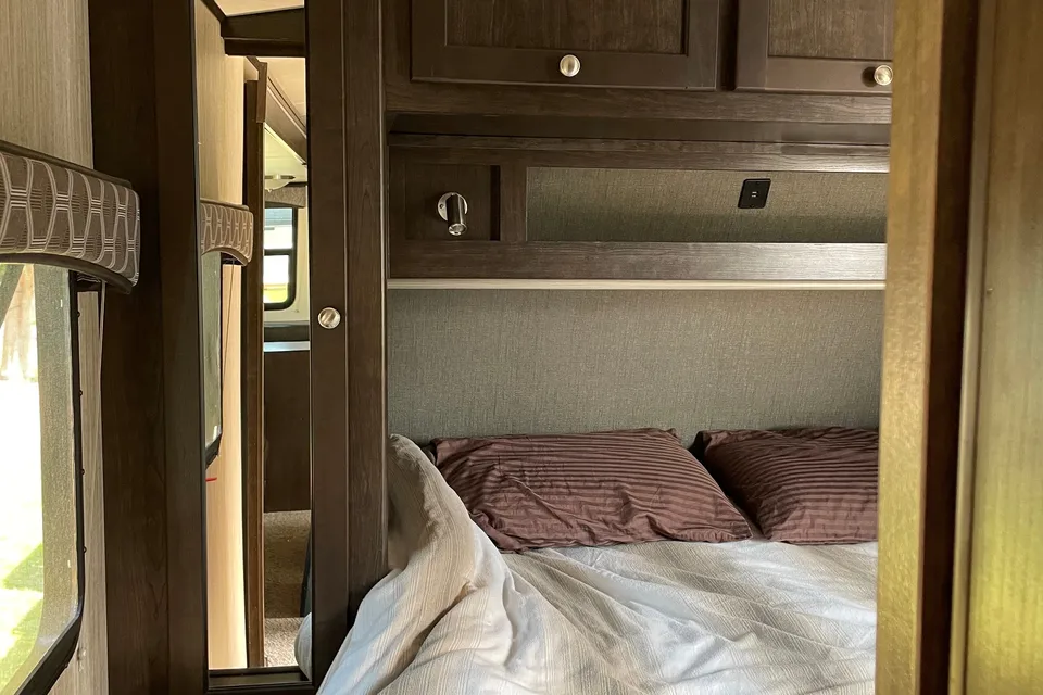 Rolling Retreat Shadow Cruiser 280QBS Travel Trailer