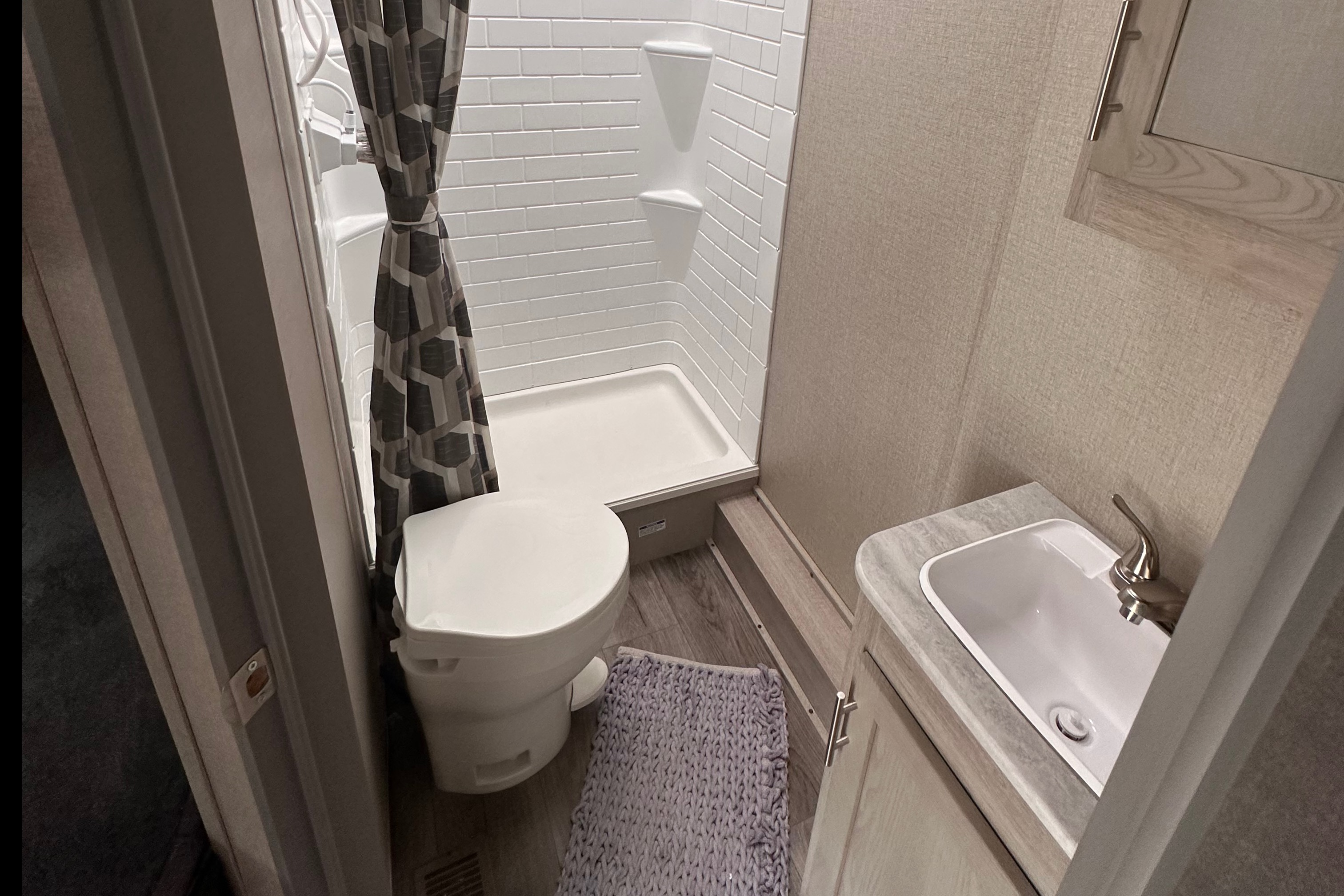 Portzen’s Luxury Travel Trailer for 9
