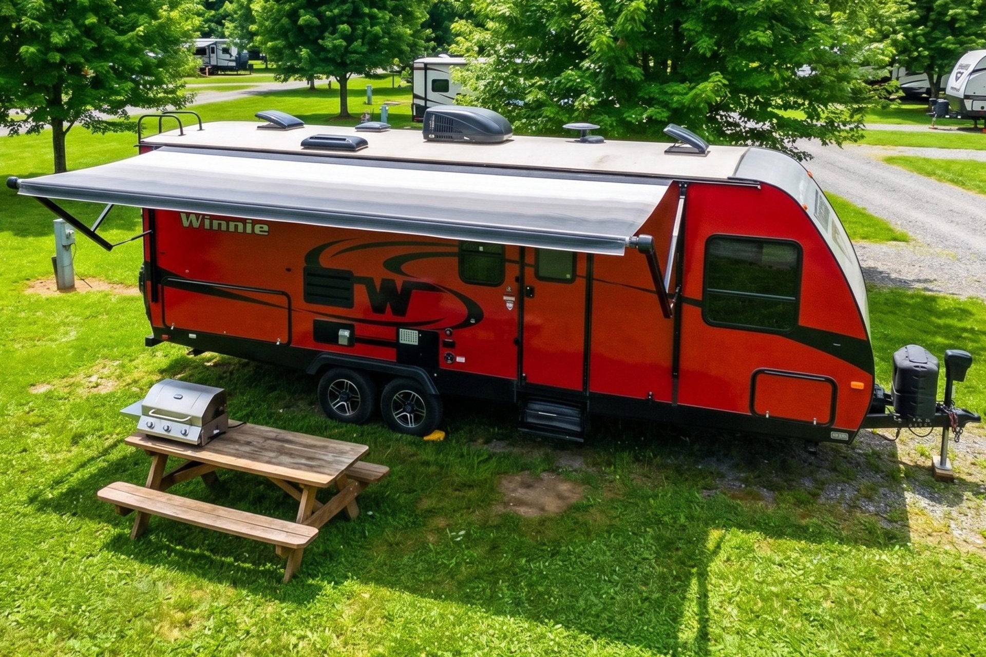 "Winnie" Winnebago Minnie Winnie 28' 2455BHS Bunkhouse