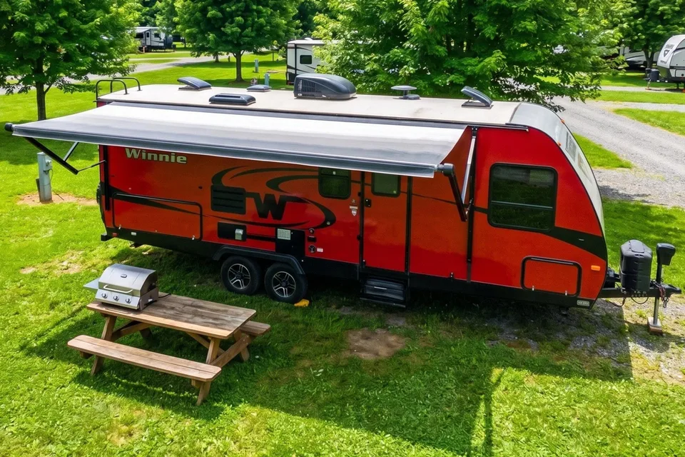 "Winnie" Winnebago Minnie Winnie 28' 2455BHS Bunkhouse