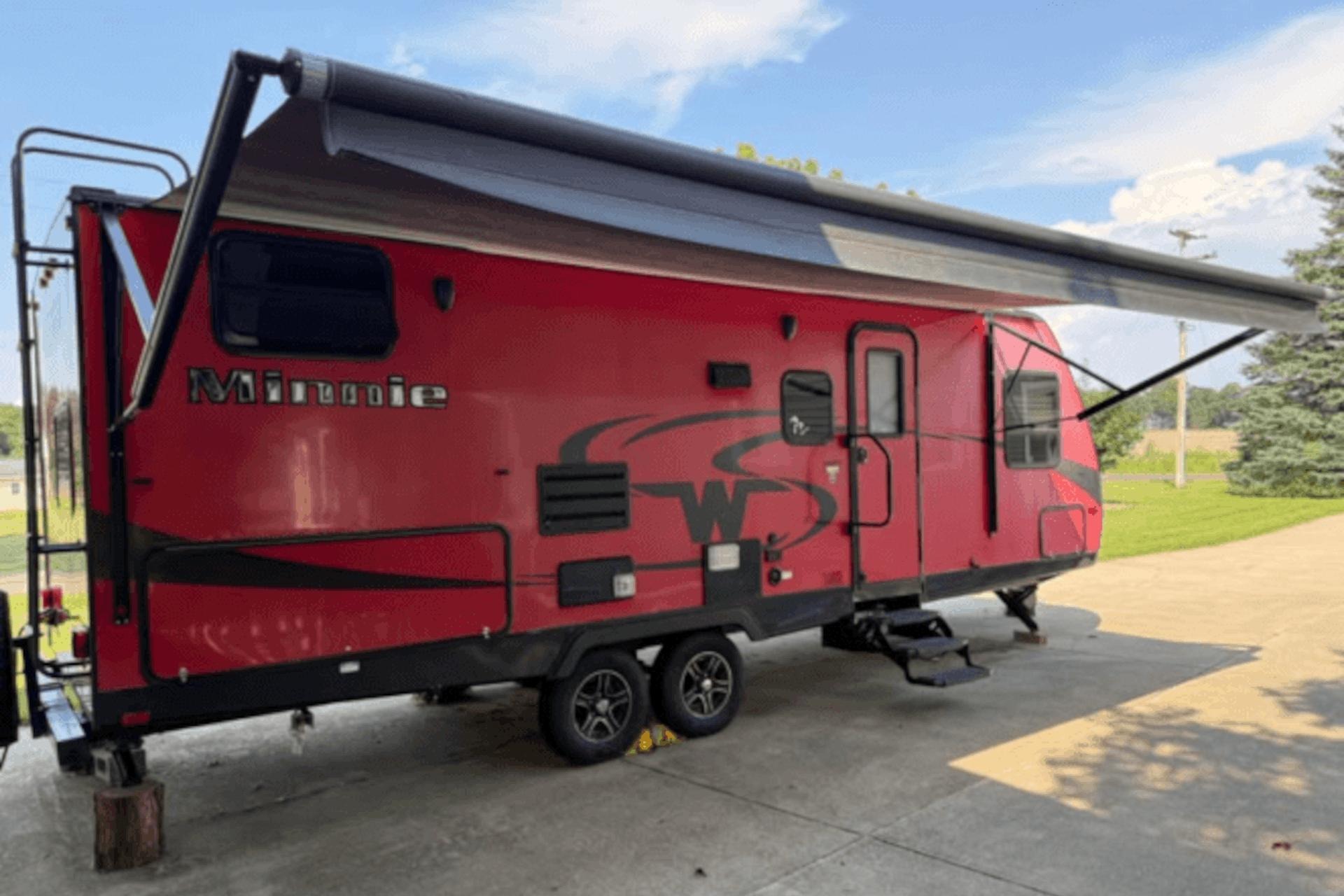 "Winnie" Winnebago Minnie Winnie 28' 2455BHS Bunkhouse