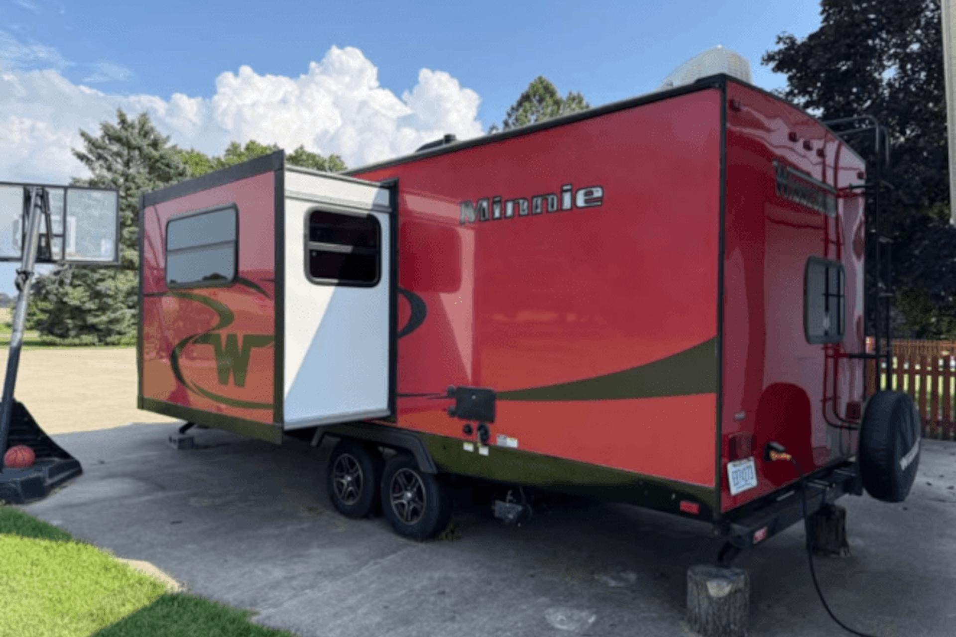 "Winnie" Winnebago Minnie Winnie 28' 2455BHS Bunkhouse