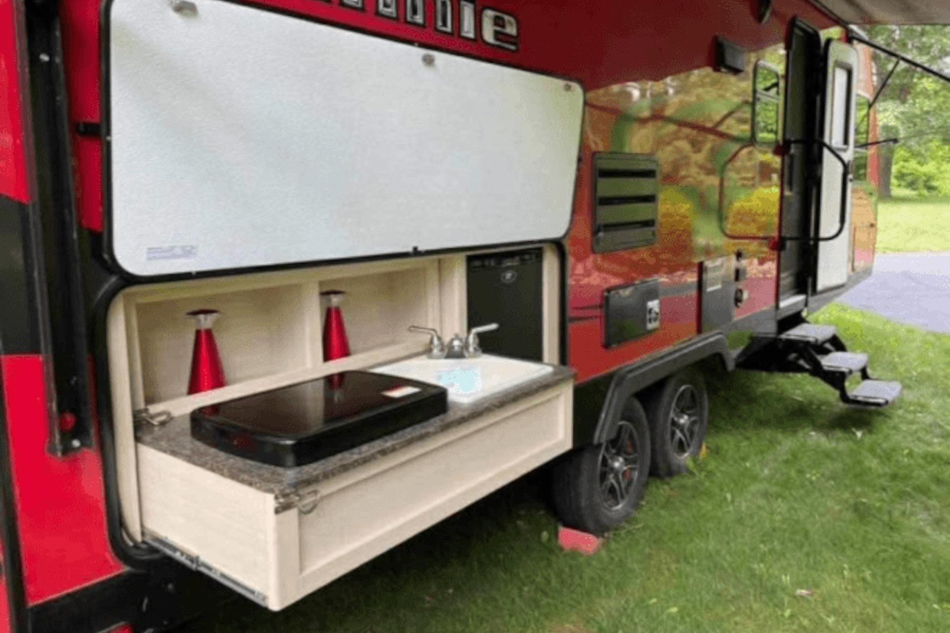 "Winnie" Winnebago Minnie Winnie 28' 2455BHS Bunkhouse