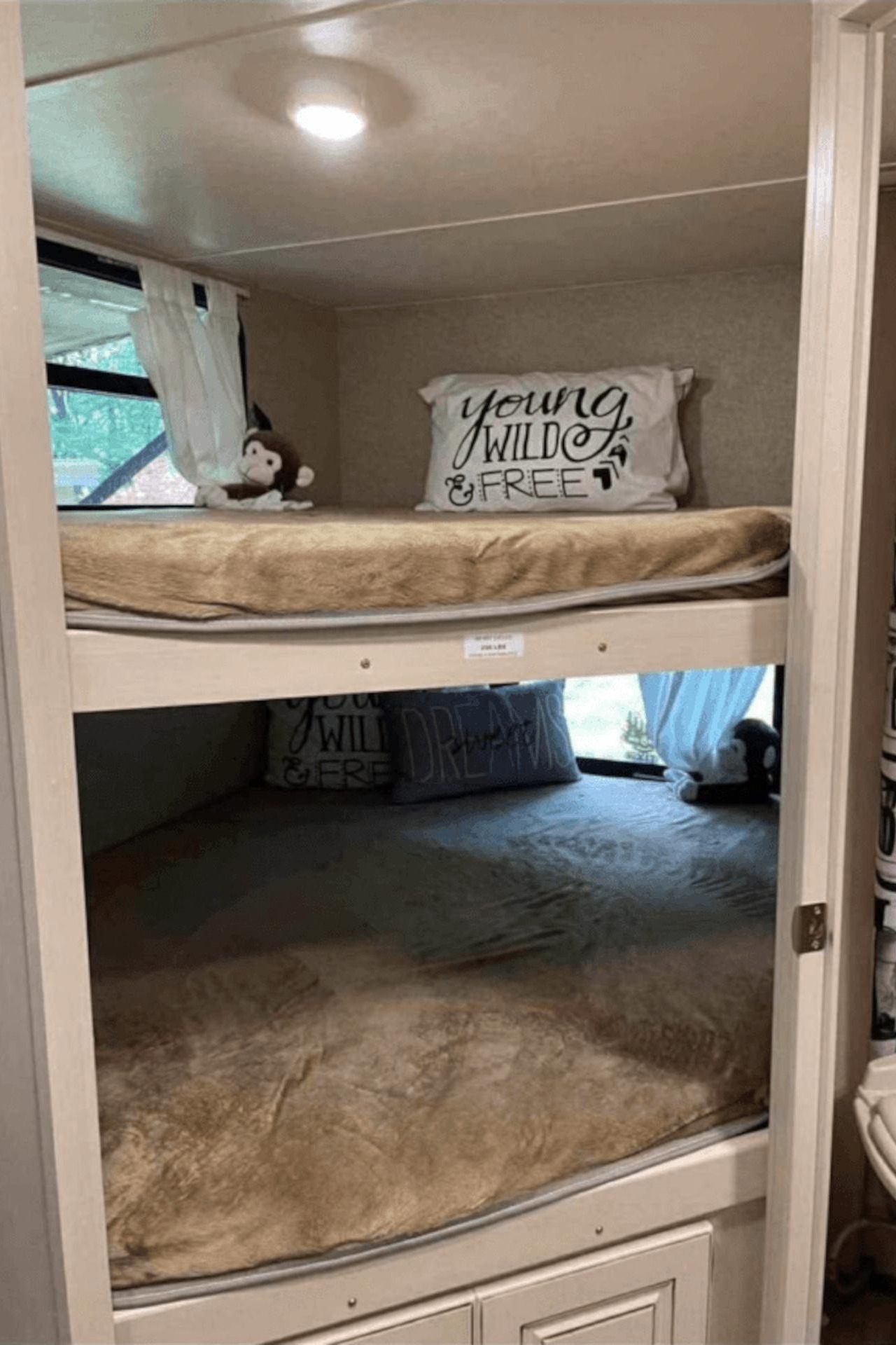 "Winnie" Winnebago Minnie Winnie 28' 2455BHS Bunkhouse