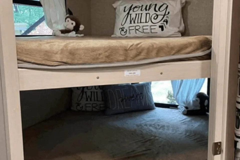 "Winnie" Winnebago Minnie Winnie 28' 2455BHS Bunkhouse