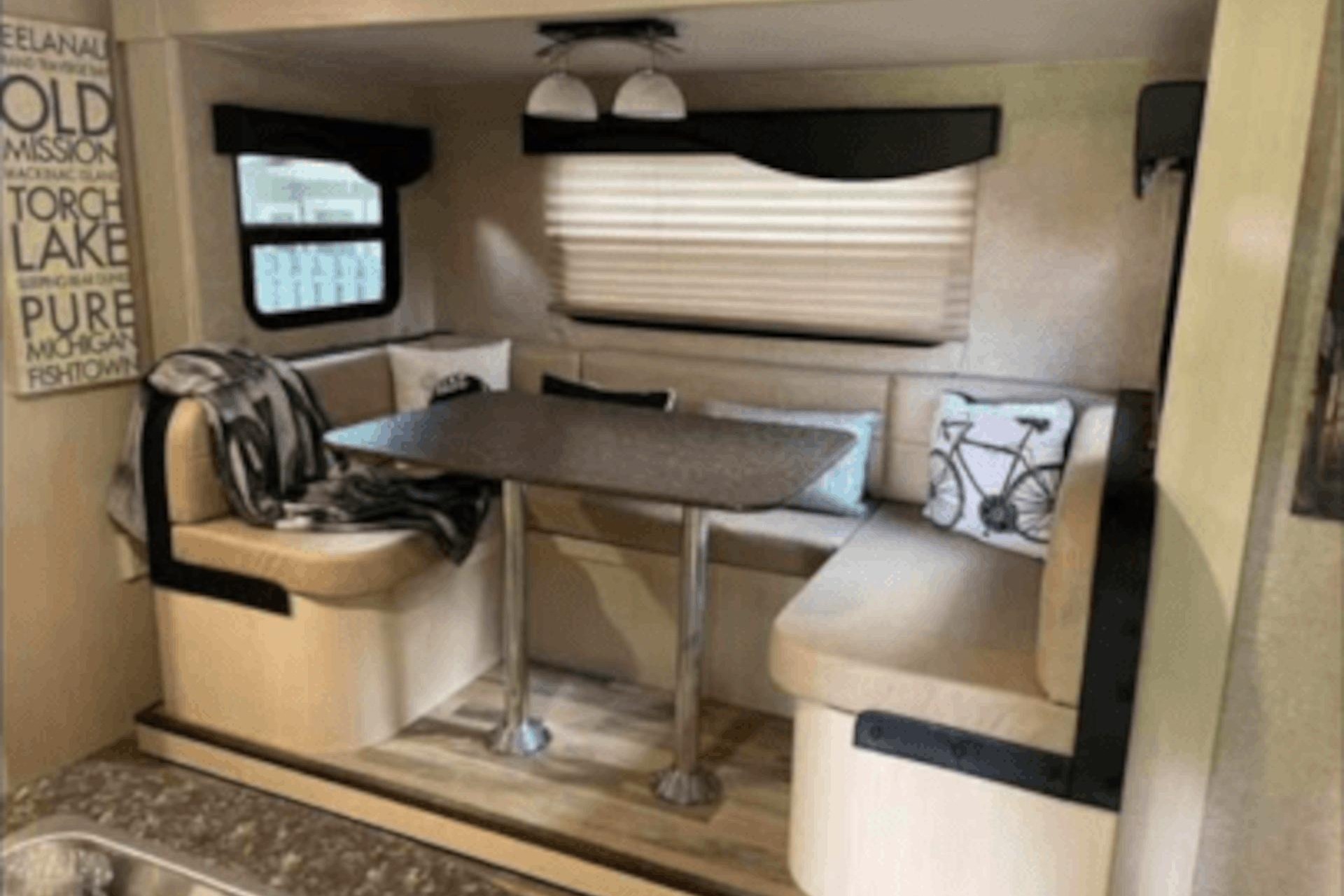 "Winnie" Winnebago Minnie Winnie 28' 2455BHS Bunkhouse