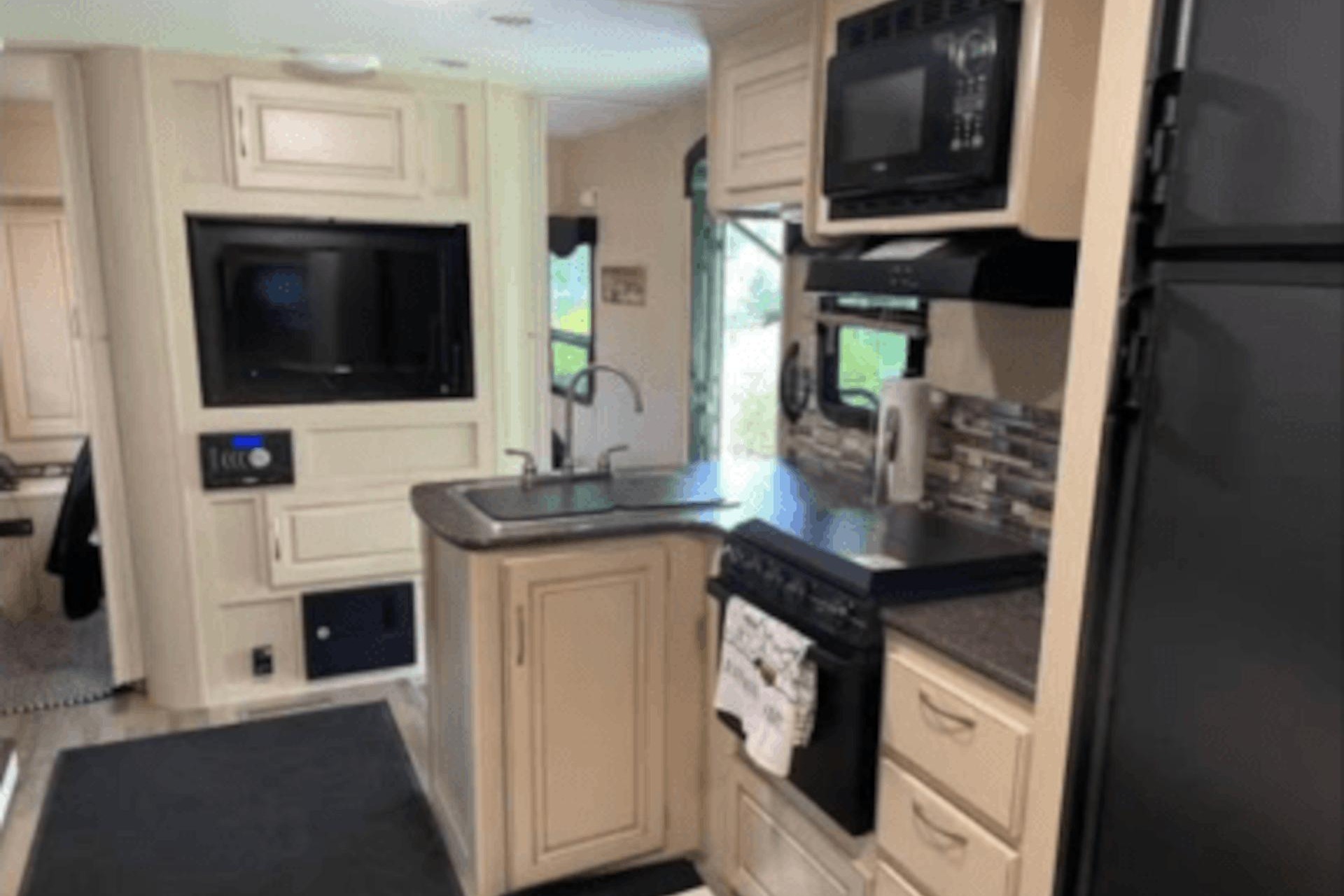 "Winnie" Winnebago Minnie Winnie 28' 2455BHS Bunkhouse