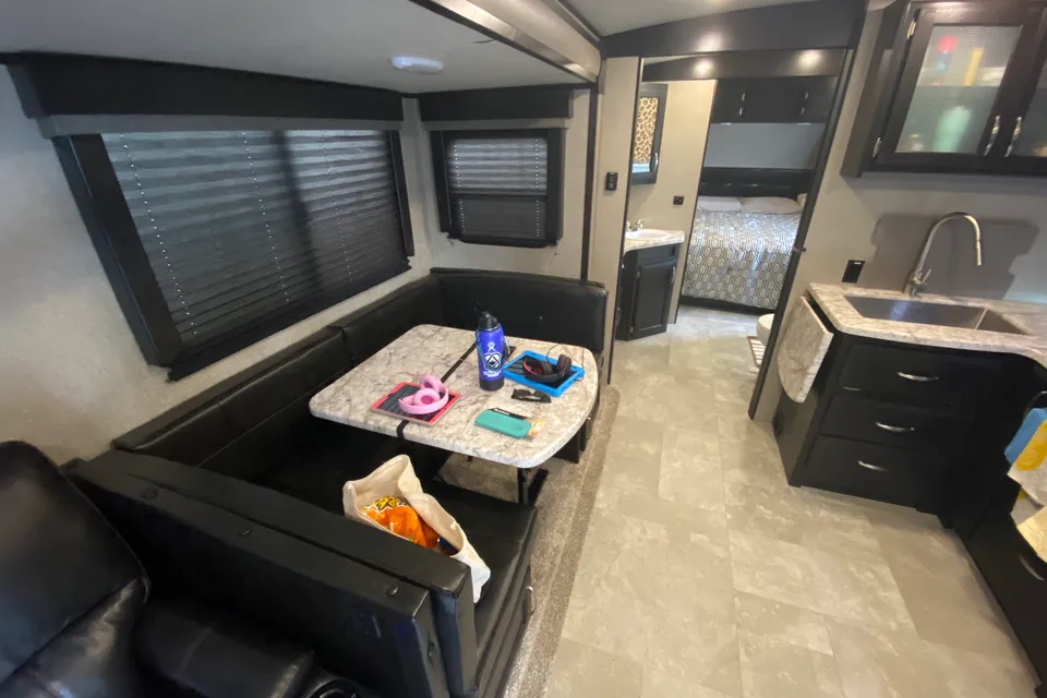Luxury 35ft Trailer, delivery only, dogs ok