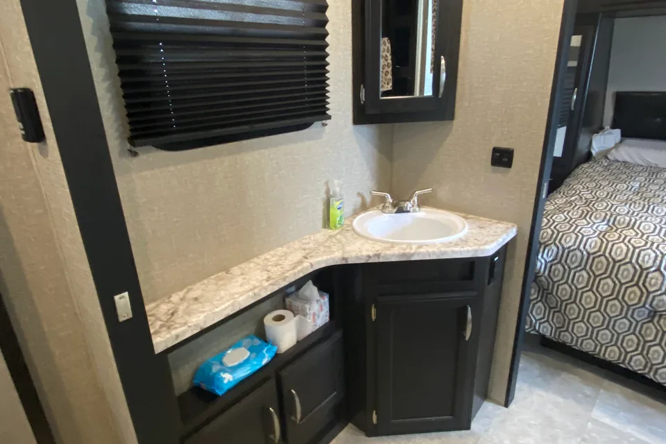 Luxury 35ft Trailer, delivery only, dogs ok