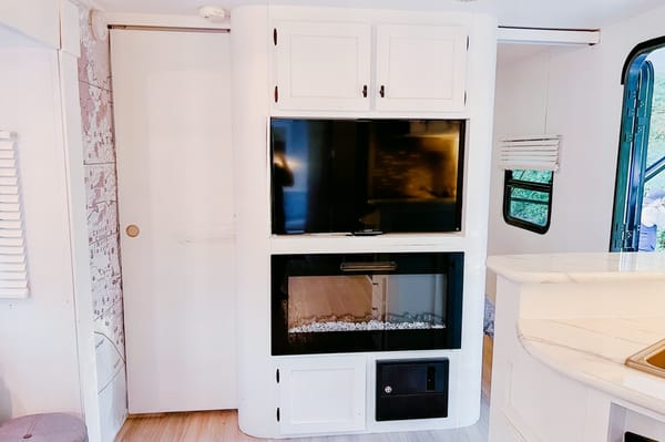 Cozy Renovated Home on Wheels (R-Vision Trail-Lite Trek)