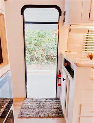 Cozy Renovated Home on Wheels (R-Vision Trail-Lite Trek)