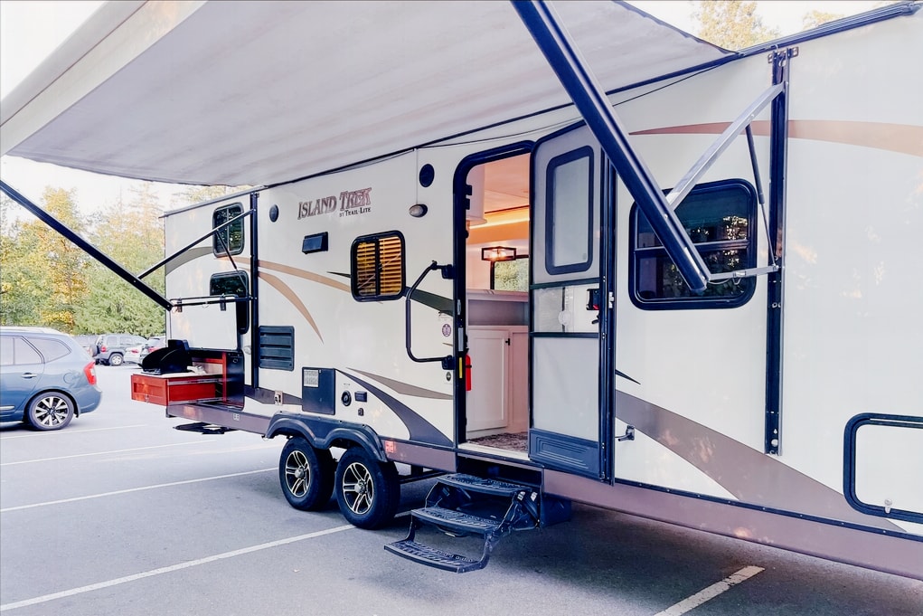 Cozy Renovated Home on Wheels (R-Vision Trail-Lite Trek)