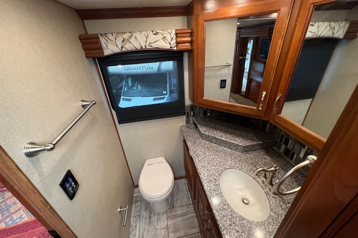 [36] Stress Free RVs - 2018 - XL - Class A - Luxury Discovery
