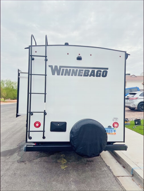 New 2021 Cozy & Beautiful Winnebago Perfect For Families!