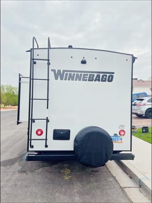 New 2021 Cozy & Beautiful Winnebago Perfect For Families!