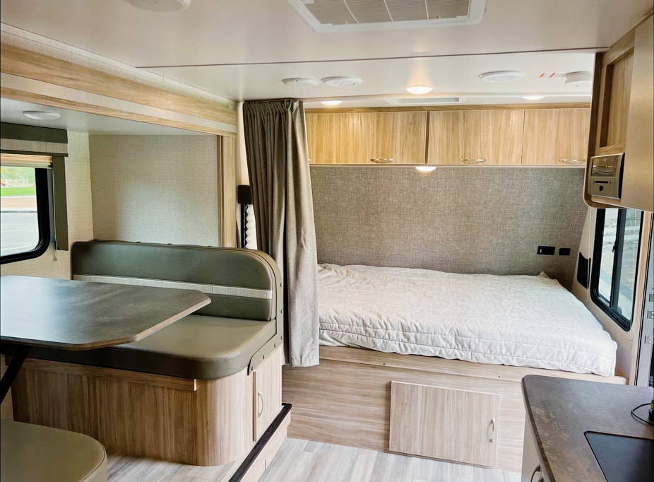 New 2021 Cozy & Beautiful Winnebago Perfect For Families!