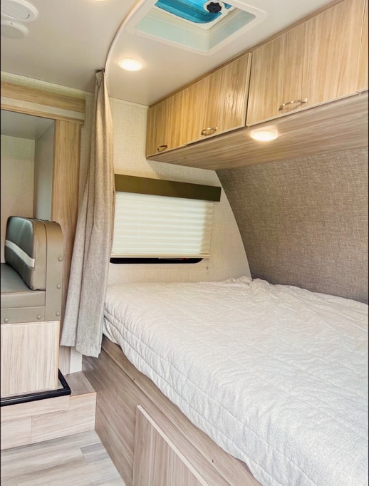 New 2021 Cozy & Beautiful Winnebago Perfect For Families!