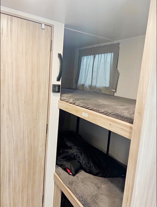 New 2021 Cozy & Beautiful Winnebago Perfect For Families!