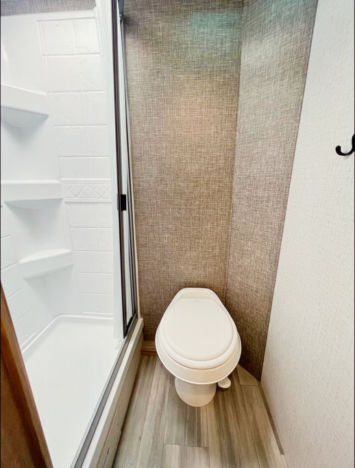 New 2021 Cozy & Beautiful Winnebago Perfect For Families!