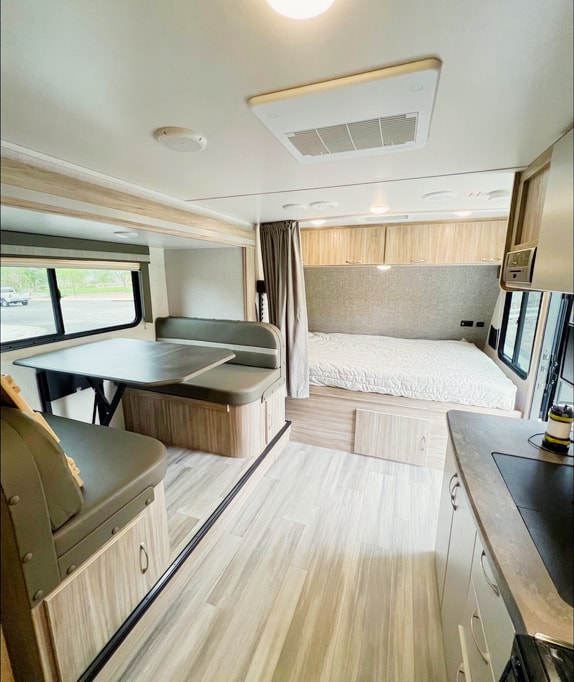 New 2021 Cozy & Beautiful Winnebago Perfect For Families!