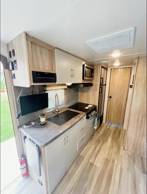 New 2021 Cozy & Beautiful Winnebago Perfect For Families!
