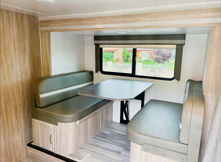 New 2021 Cozy & Beautiful Winnebago Perfect For Families!