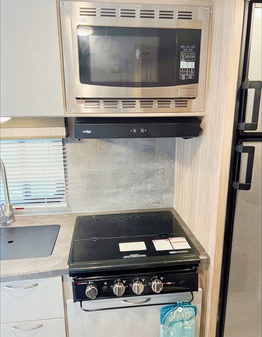 New 2021 Cozy & Beautiful Winnebago Perfect For Families!