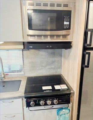 New 2021 Cozy & Beautiful Winnebago Perfect For Families!