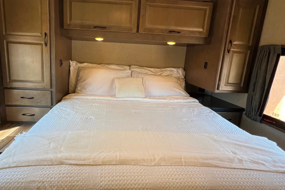 Thor Motor Coach 28 A Majestic Class C