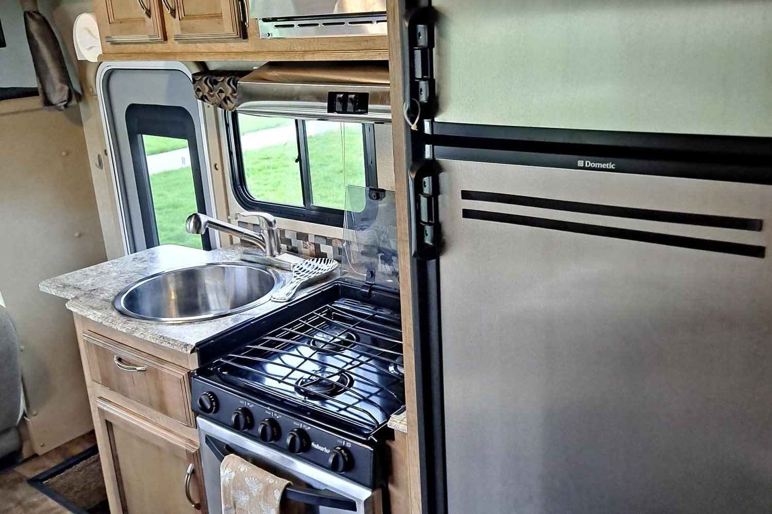 Easy Peasy 5 Star Gulf Stream Conquest 6237LE Class C