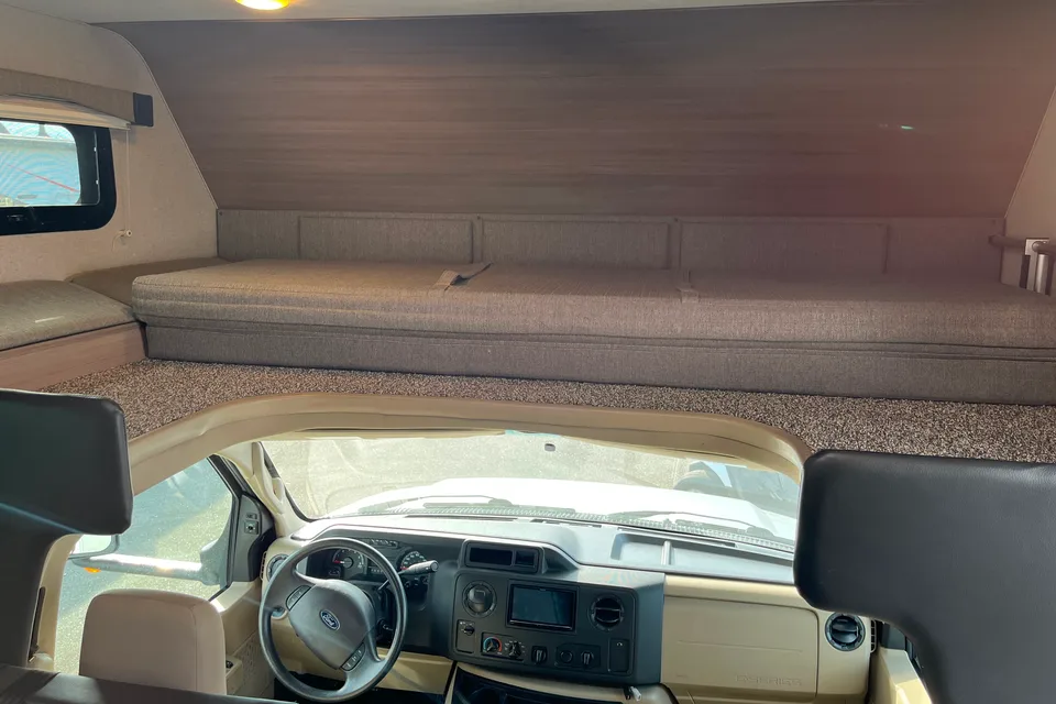 Caveman Cruisers – Class C Motorhome (Sleeps 6)