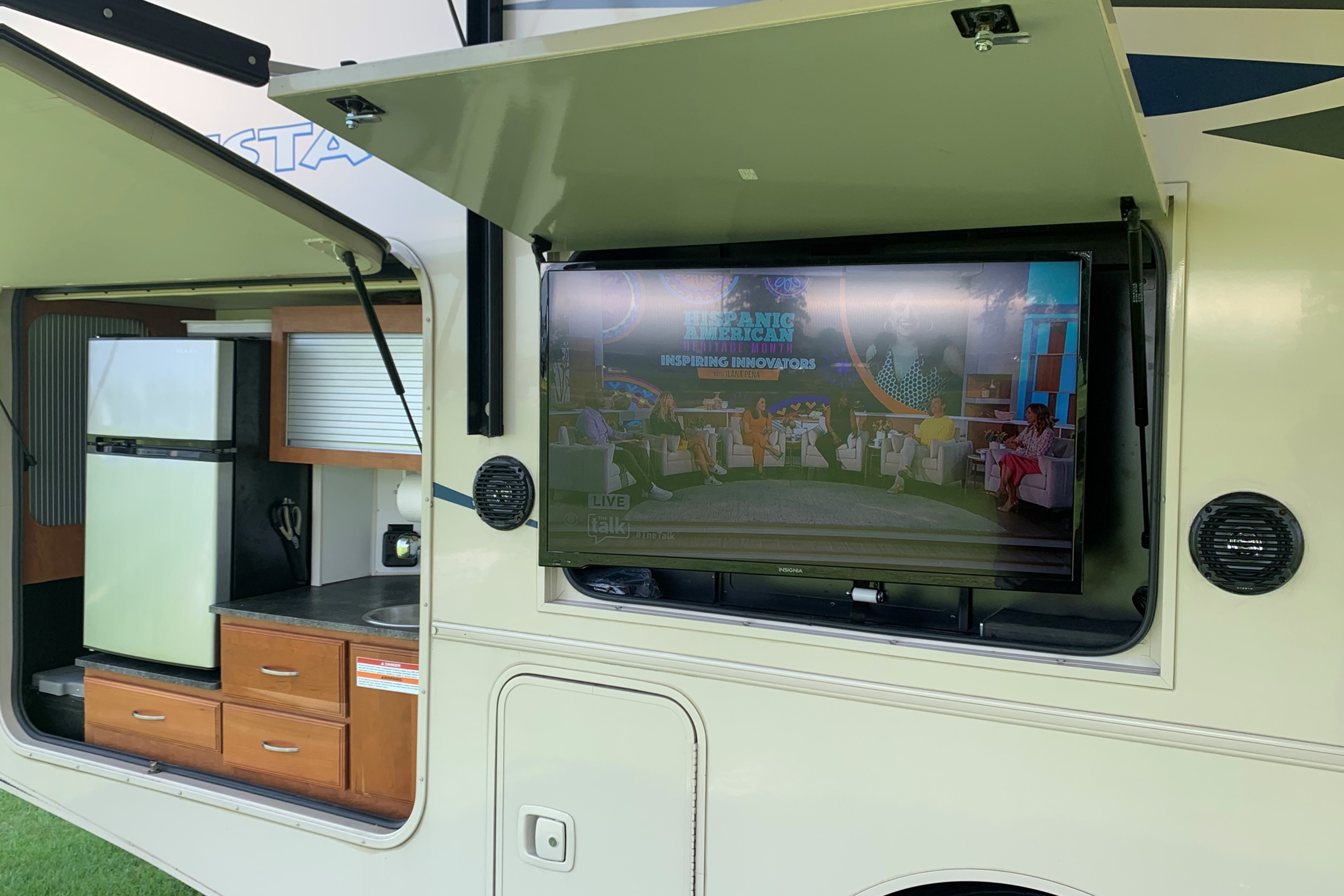 Fun Time Travel Winnebago Vista 29VE  $300/nt. High Season  $275/nt. Low Season