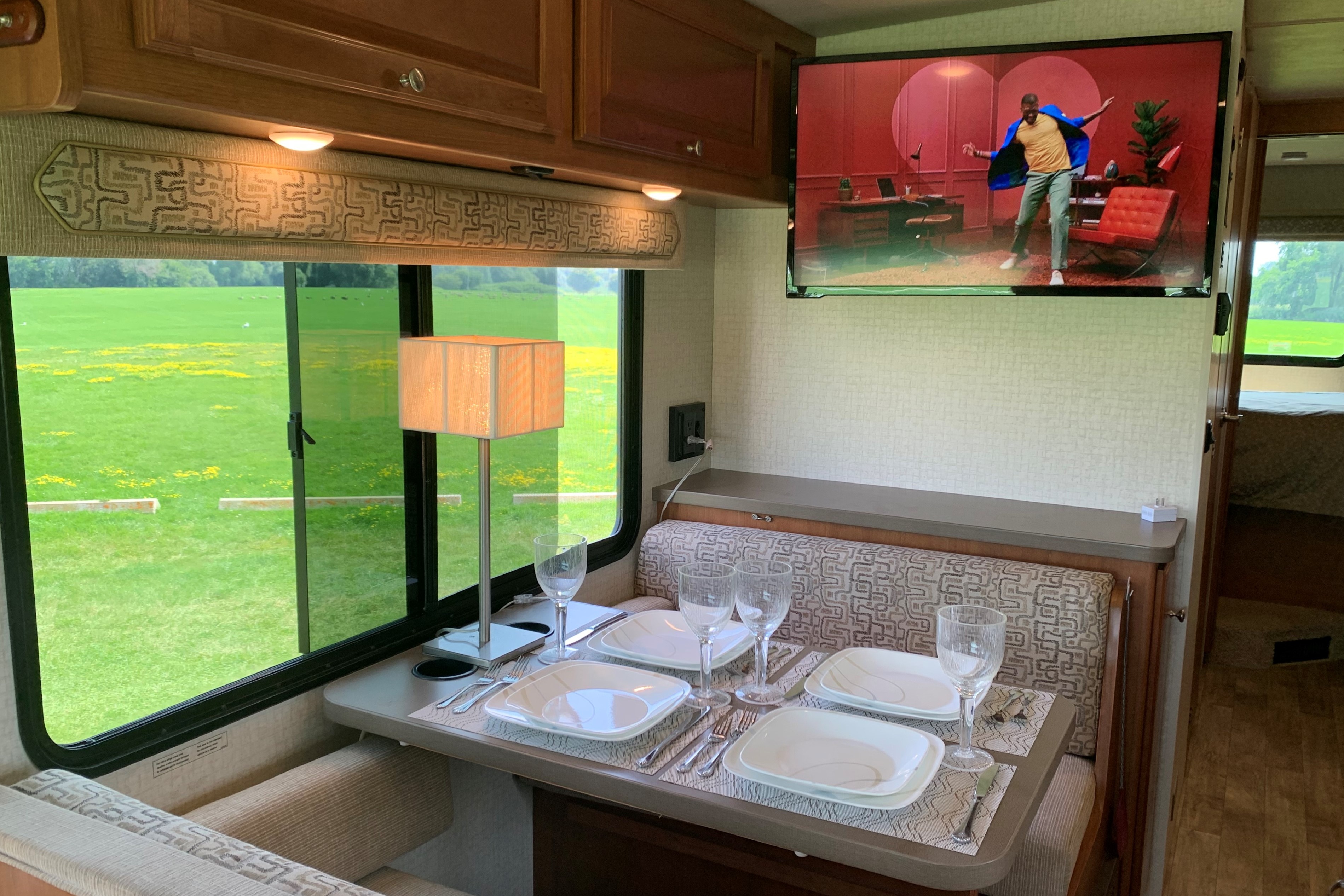 Fun Time Travel Winnebago Vista 29VE  $300/nt. High Season  $275/nt. Low Season