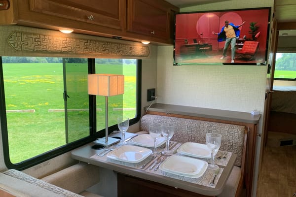 Fun Time Travel Winnebago Vista 29VE $300/nt. High Season $275/nt. Low Season