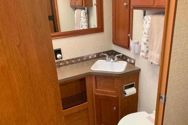 Fun Time Travel Winnebago Vista 29VE $300/nt. High Season $275/nt. Low Season
