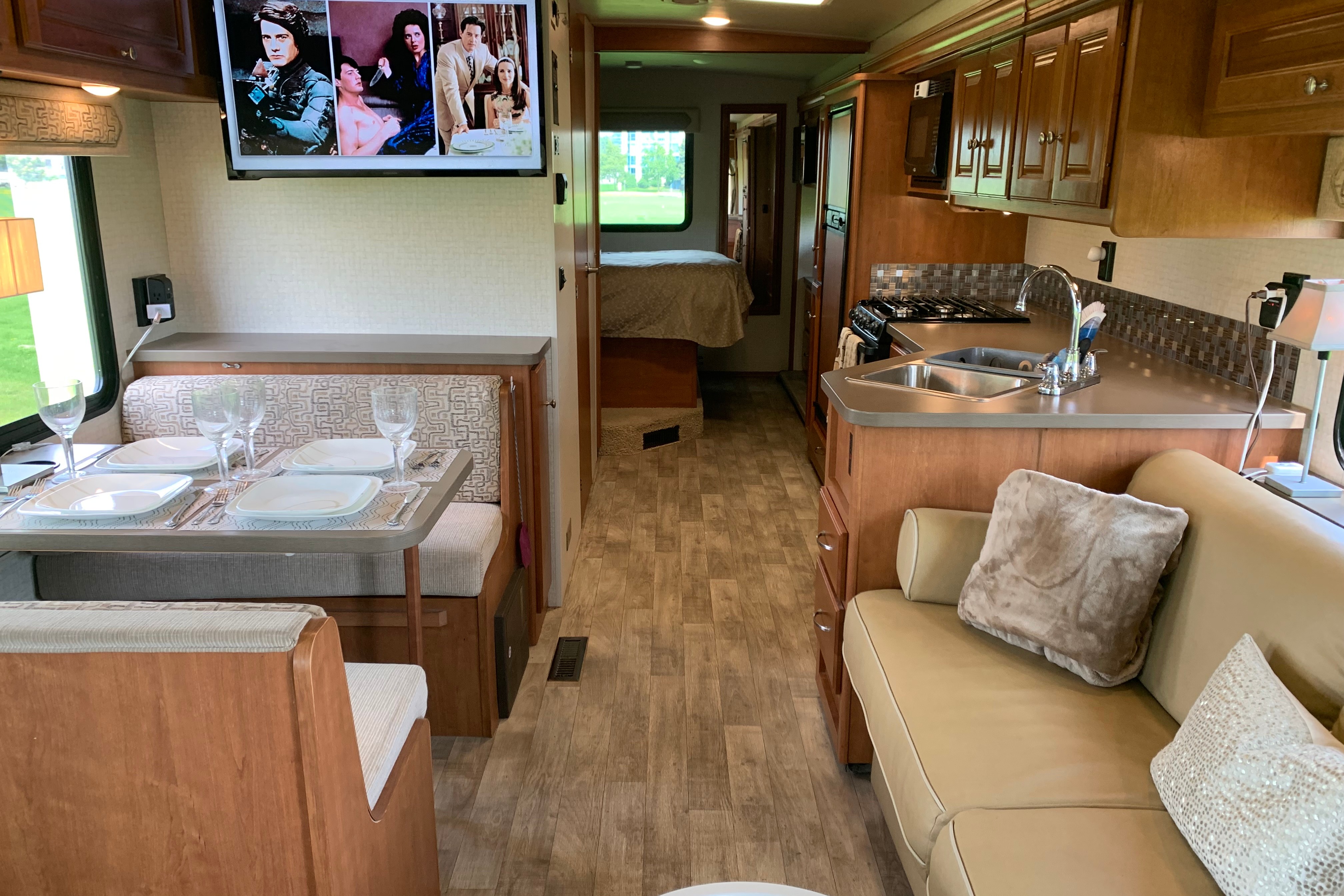 Fun Time Travel Winnebago Vista 29VE  $300/nt. High Season  $275/nt. Low Season