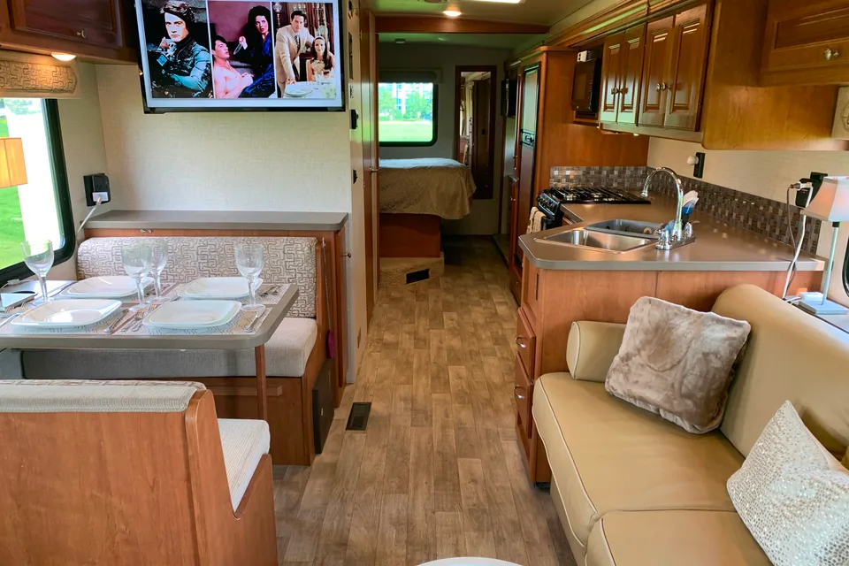 Fun Time Travel Winnebago Vista 29VE  $300/nt. High Season  $275/nt. Low Season