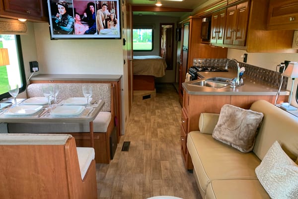Fun Time Travel Winnebago Vista 29VE $300/nt. High Season $275/nt. Low Season