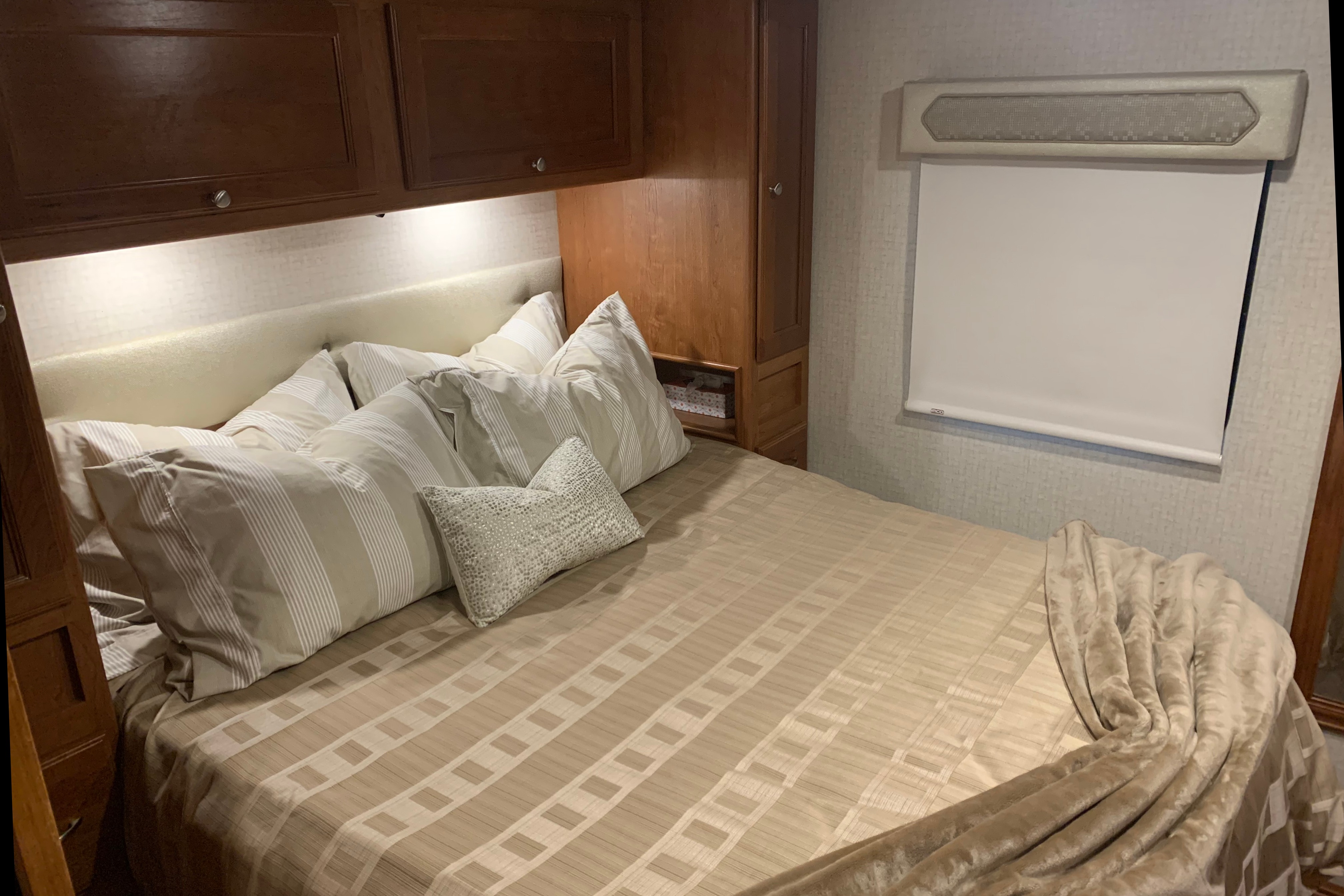 Fun Time Travel Winnebago Vista 29VE  $300/nt. High Season  $275/nt. Low Season